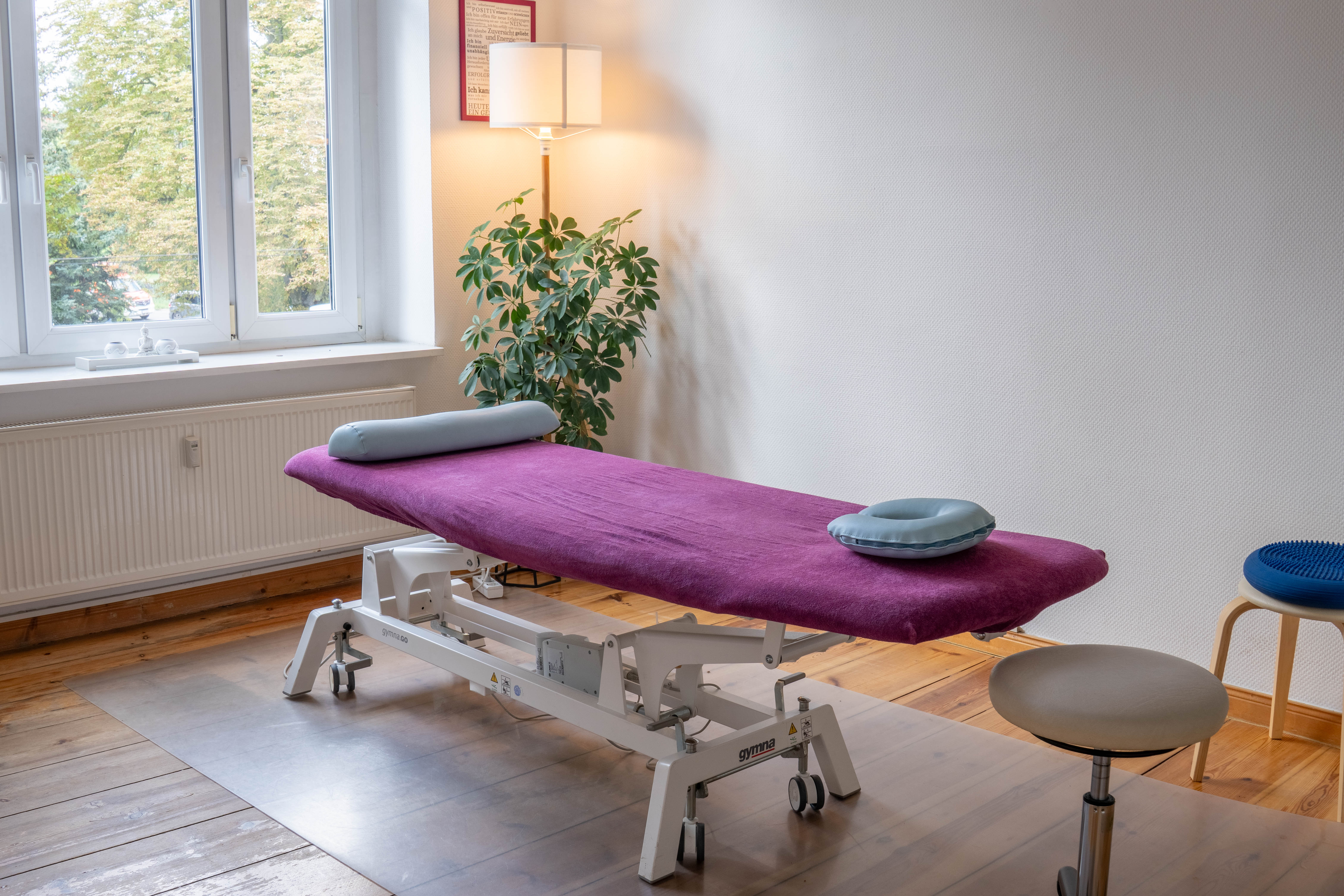 Behandlungsraum mit Massageliege in der Praxis Tanit